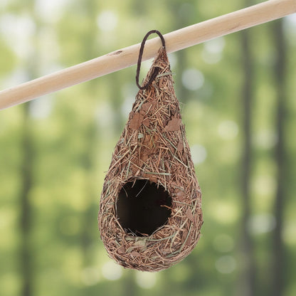 Nid artisanal en fibre naturelle pour oiseaux