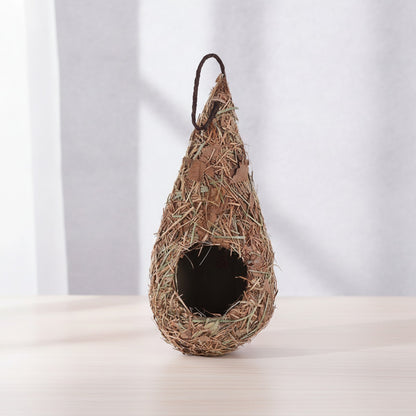 Nid artisanal en fibre naturelle pour oiseaux